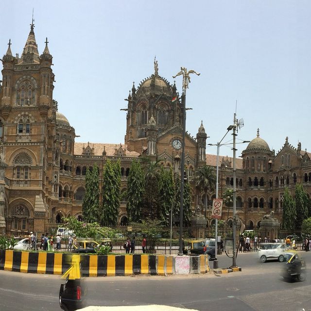 Captivating Chaos and Color in Mumbai's Heart