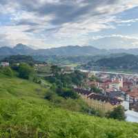 Ribadesella: Coastal Charm and History 🏞️🏰