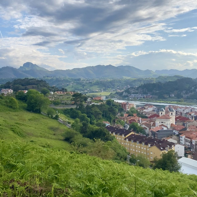Ribadesella: Coastal Charm and History 🏞️🏰