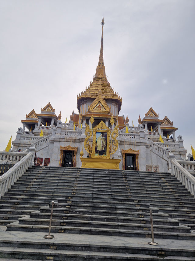 Bright lights, bustling streets, and unbeatable street food – Bangkok never sleeps.