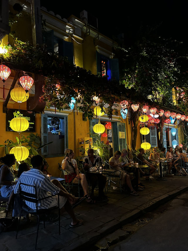The Shining wonders -Where the Streets Glow with Lantern Light The Shining wonders -Where the Streets Glow with Lantern Light
