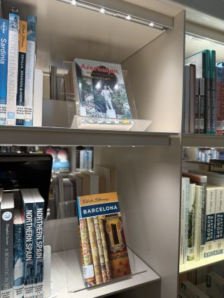 📍 이트라 도서관 – 담맘, 사우디아라비아

📖 여정
1일차: 이트라의 미래지향적인 건축물에 도착하여 첫인상을 남겼습니다.
2일차: 열람실, 미술관, 체험형 전시를 관람했습니다.
3일차: 책과 차분한 디자인으로 둘러싸인 카페에서 시간을 보내며 사색에 잠겼습니다.

🏨 숙박
이트라에서 10분 거리인 다란 테크노 밸리 근처에 머물렀습니다. 현대적이고 평화로우며 가족 친화적인 곳입니다. #역사적명소 #현지가이드