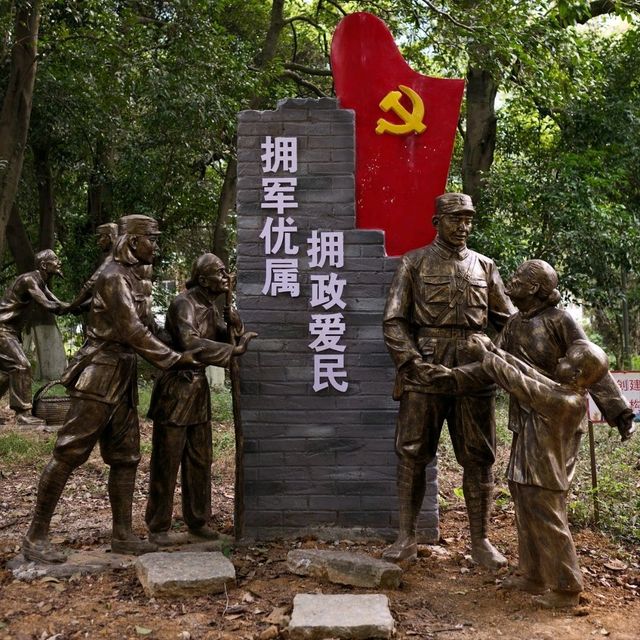 Historical Statues of Yangshuo Park – Echoes of the Past 🏛️🌿✨ Historical Statues of Yangshuo Park – Echoes of the Past 🏛️🌿✨