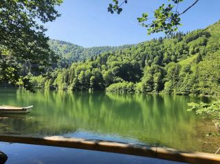 ☀️ ボルチカ・カラギョルの夏 – エメラルドの反射と山風 🌿