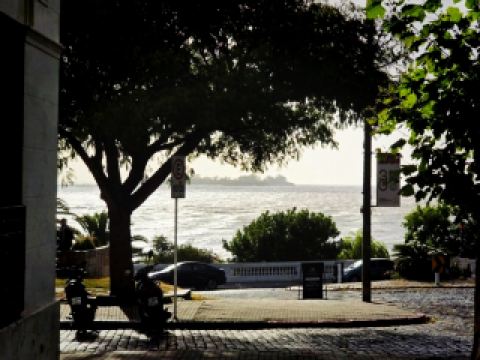 コロニアのランブラ — 街の最も穏やかでゆったりとした一面