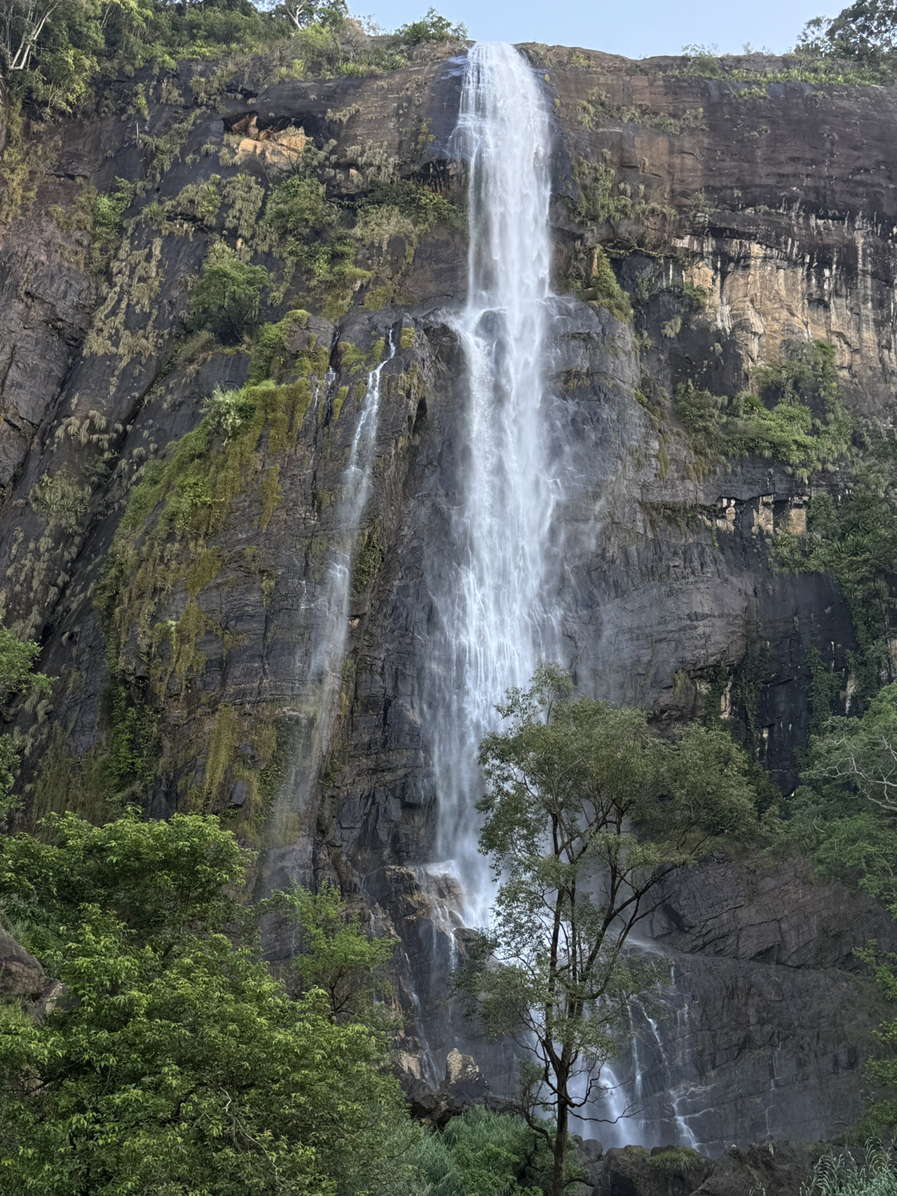 Diyaluma: one of the most beautiful waterfalls on the island
