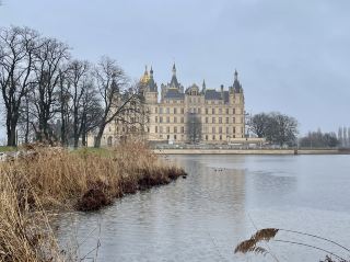 シュヴェリーン城（Schloss Schwerin）はドイツのメクレンブルク＝フォアポンメルン州の州都シュヴェリーン市に位置し、シュヴェに
