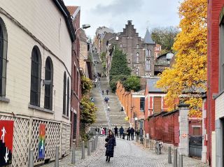 Liège (German: Lüttich, French: Liège) is located on the banks of the Meuse River in eastern Belgium, bordering Germany and the Netherlands, with a population of about 200,000.