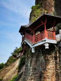 大慈岩寺：江南唯一的臨崖懸空而建的寺廟，被稱為“江南懸空寺”