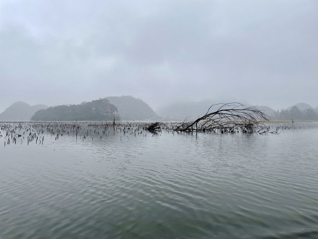 霧中船遊普者黑風景區