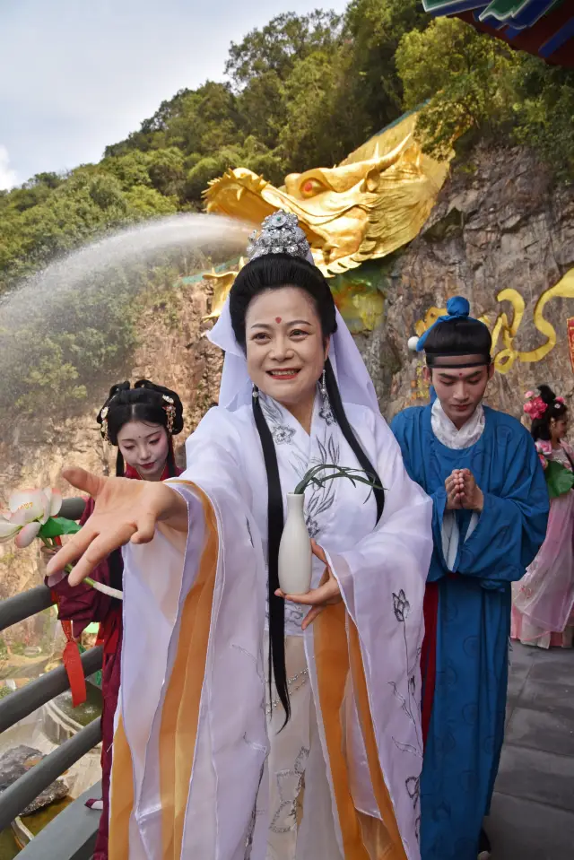 The Guanyin Mountain Flower Festival in Dongguan, Guangdong, offers a new scenic view called 'Seeing the Dragon and Receiving Blessings', and even the Bodhisattva Guanyin has made an appearance