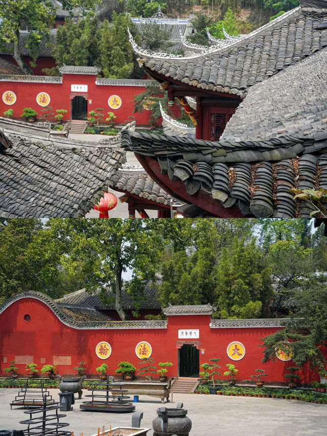 比起樂山大佛，我更愛山頂這座中國紅古寺