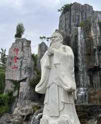 翰園碑林位於開封市龍亭湖風景區，清明上河園旁邊，融山水藝術景觀和古典園林建築藝術為一體，集古今中外詩詞、書畫、碑刻藝術之大成，一定要去!!!