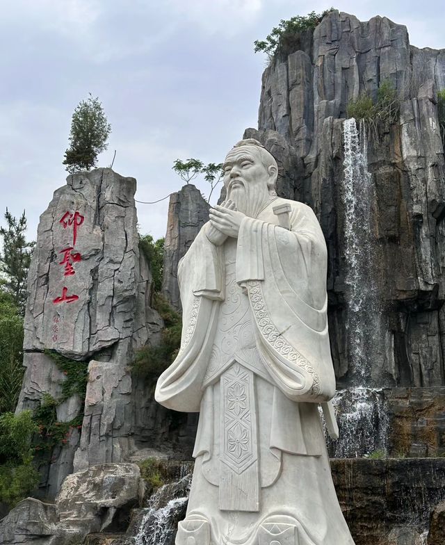 翰園碑林位於開封市龍亭湖風景區，清明上河園旁邊，融山水藝術景觀和古典園林建築藝術為一體，集古今中外詩詞、書畫、碑刻藝術之大成，一定要去!!!
