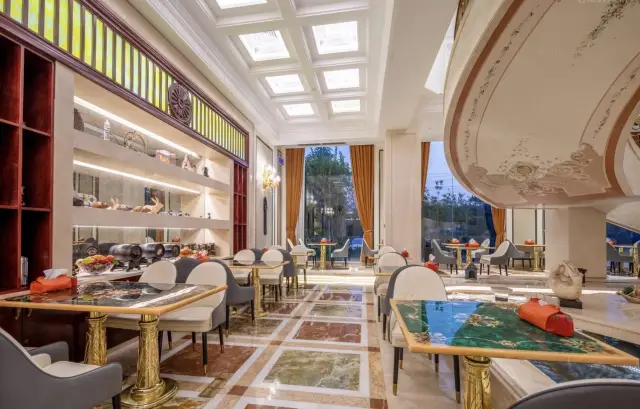 The Foshan Di'en Hotel (Guangdong Qianguqing Xiqiao Mountain branch) is located at the foot of the scenic Xiqiao Mountain