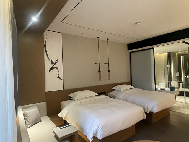 平湖萬怡酒店本身就是一個景點，充分體現傳統文化古色古韻的建築