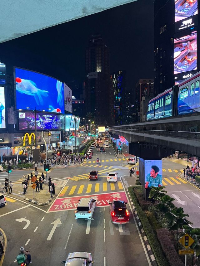 歡迎來到小說裡的A市。