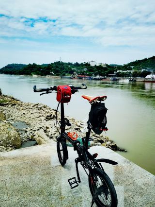 小城仲可以咁玩喺犍為岷江邊骑单車，心馳神往平野闊，極目大江流。