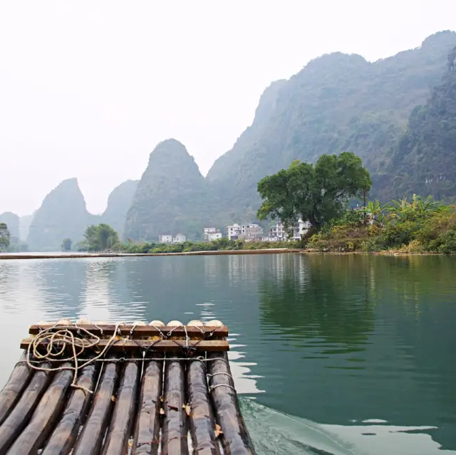 陽朔竹筏漂流：漂向寧靜