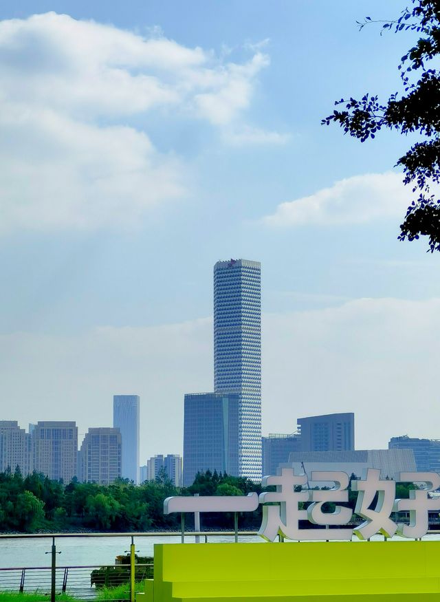 昔日的綠皮火車今日的亮麗風景。