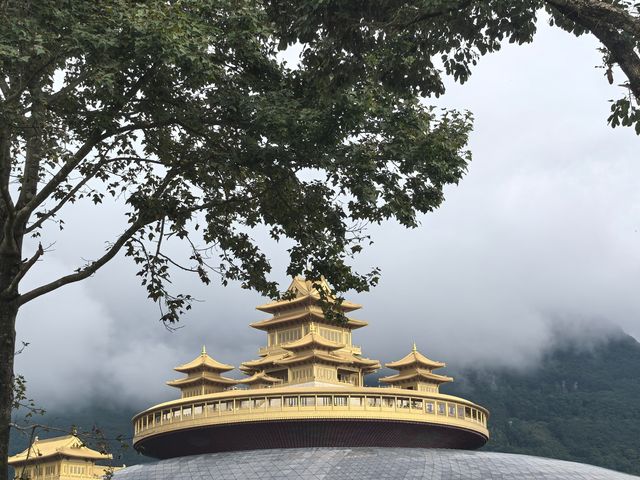 天空之鏡  彌勒聖壇。