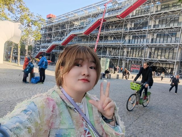 這應該是我見過最炫酷的美術館，彷彿進入科幻世界。