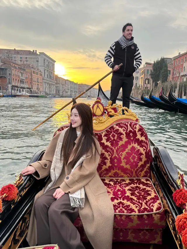 Venice Dream Tour: Travel through a water fairy tale and encounter romance and miracles. 