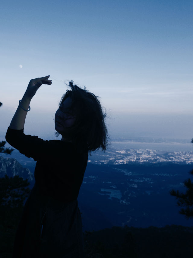 廬山三日遊以為是山，其实是城