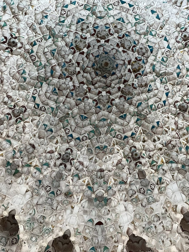 阿爾罕布拉宮：穿越時空的摩爾夢境。