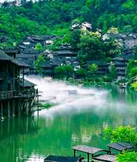 住進烏江寨的時光裡：聽槳聲，品煙火。