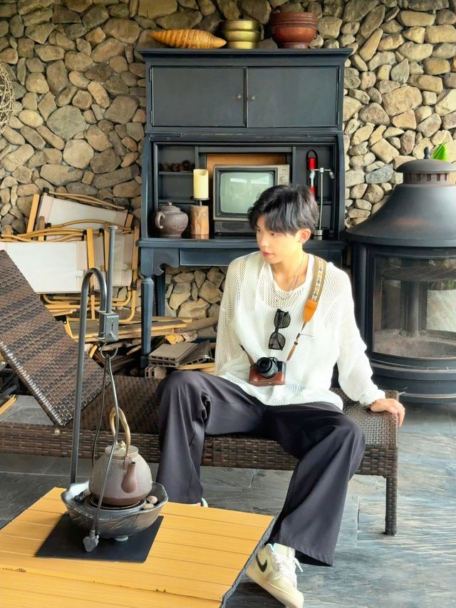 山居一日，懶成一片雲。