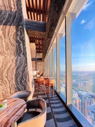 Reaching the clouds up to the 88th floor, staying at the hotel of your dreams!
