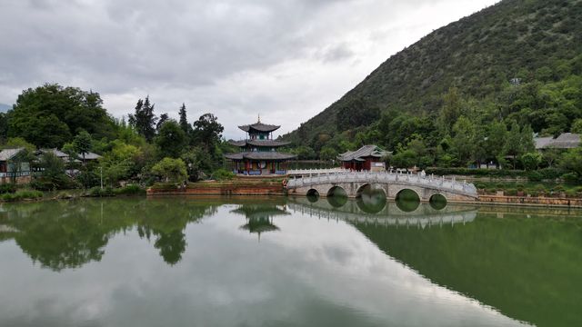 麗江人私藏嘅「日照金山」打卡位！喺黑龍潭將雪山捧入鏡頭
