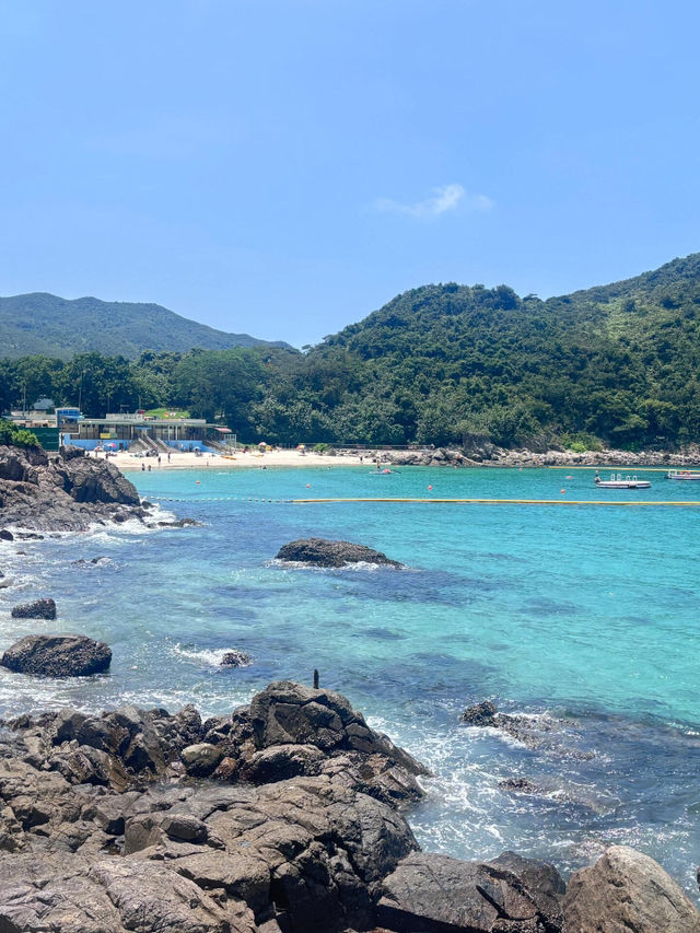 🌊香港西貢半月灣玻璃海打卡全攻略！這片藍美得像濾鏡開到最大💦