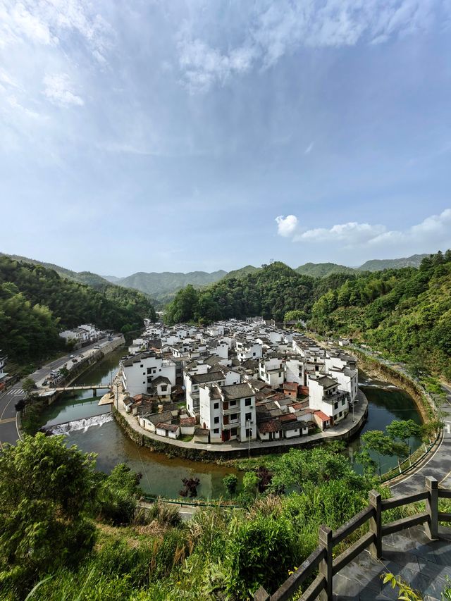 婺源藏著「圓形秘境」！800年古村被溪水環抱，導航都繞暈