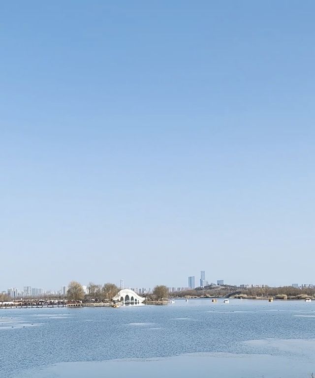 昆明池水漾星辰，漢唐風月浸羅裙