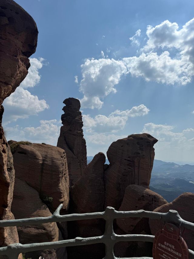 上饒弋陽龜峰：丹霞奇峰，是徒步與攝影愛好者的天堂！