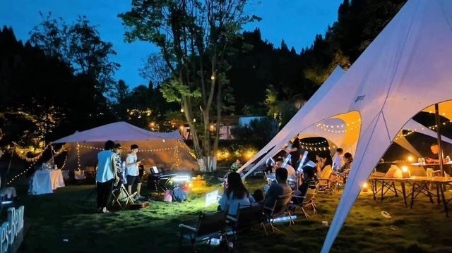 白天俯瞰江景，晚上欣賞燈光匯演，磨基山24小時漫遊指南：

磨基山作為宜昌「城市陽台」，既能徒步吸氧、俯瞰