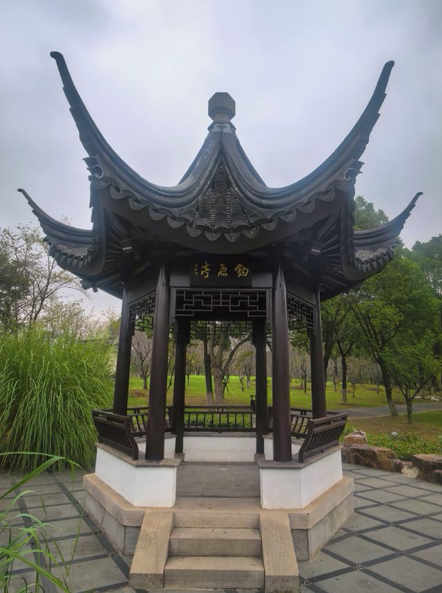 香山垂釣處，一亭寄幽思