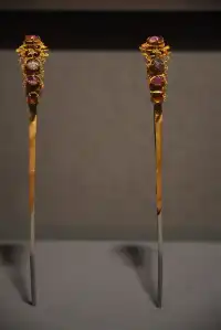 逛梁莊王珍藏館，被明代王室審美按頭種草