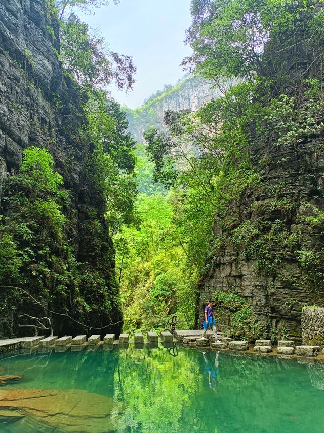 德夯,苗語的音譯,意思為「美麗的峽谷」。 德夯,苗語的音譯,意思為「美麗的峽谷」。
