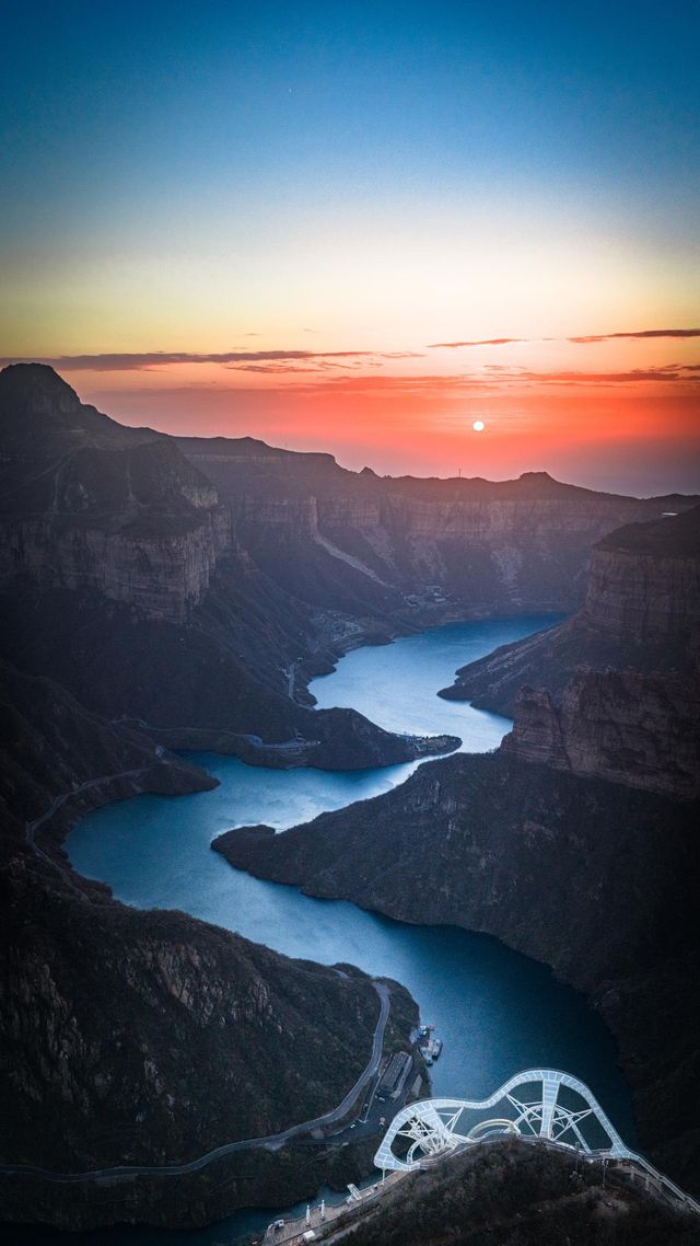 寶泉遊龍灣,初冬日出金光耀目 寶泉遊龍灣,初冬日出金光耀目