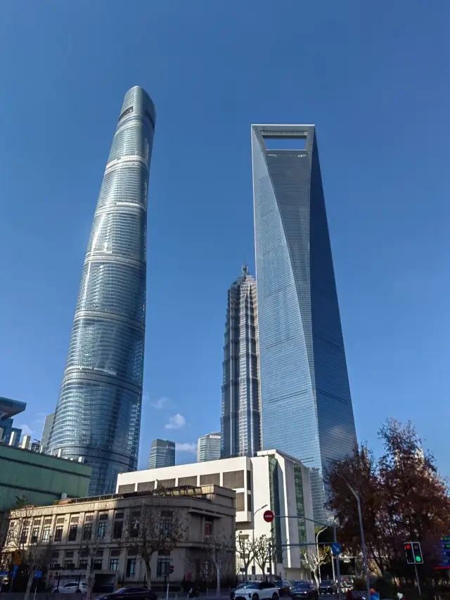 Три главных здания Лудзяцзуя