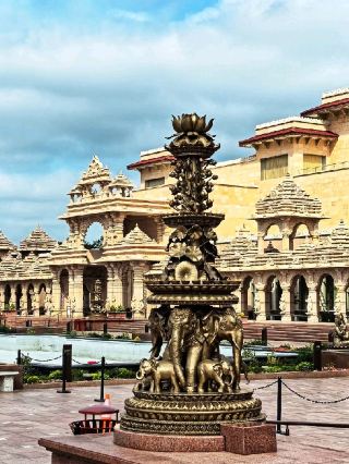 ลักษณะทางสถาปัตยกรรมของวัดอักษัทดัม มหามานดีร์ ในเมืองร็อบบินส์วิลล์