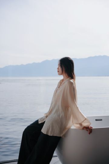 Experience the minimalist and tranquil aesthetics of sleeping on Erhai Lake at Taotang Hill.