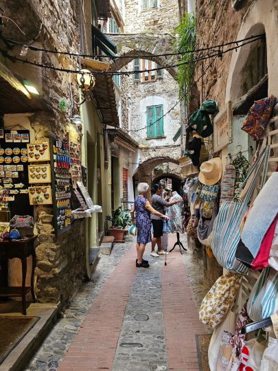 イタリアのモネの絵に隠された中世の古い町！五つの漁村よりも癒される
