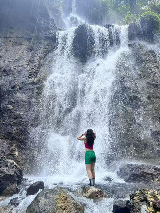 セウ滝へ向かい、峡谷の水しぶきの中の山間の虹に出会う