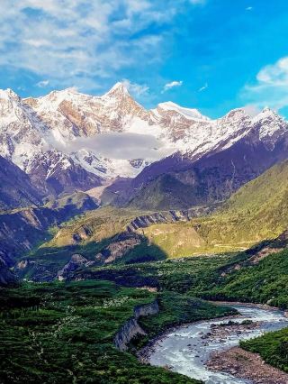 Tibet | The wilderness closest to heaven, embark on a pilgrimage to the snowy sacred lakes  || Snow-capped mountains and sacred lakes stand together, prayer flags chant in the wind