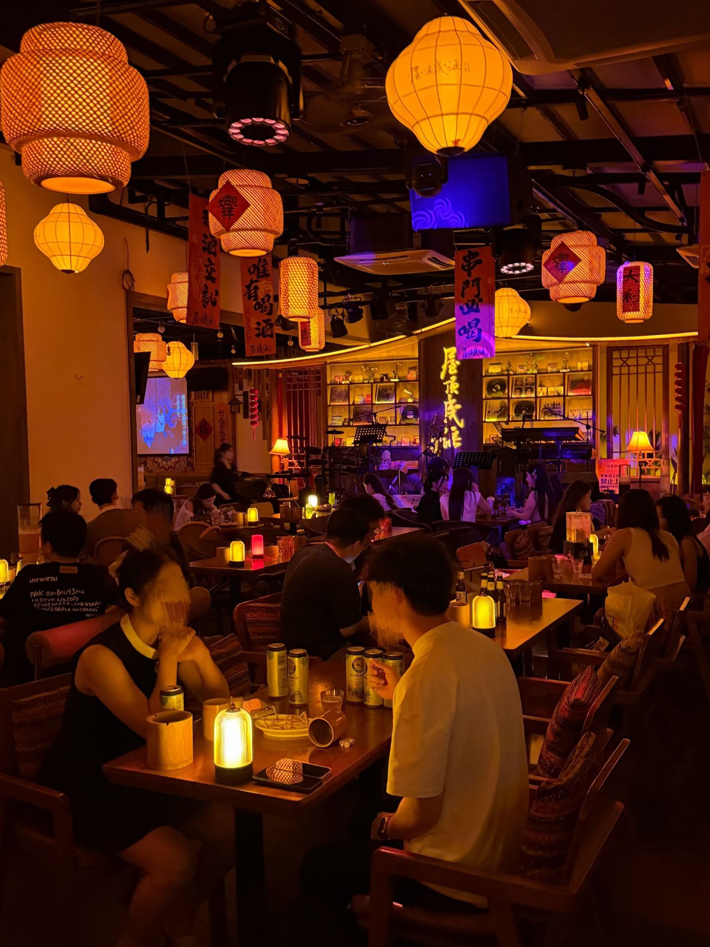 Found a mental sanctuary for workers in Futian!
This outdoor terrace bar in Coco Park is top-tier 🎸
There's plenty of outdoor seating too
It's like a small Jiangnan-style courtyard 🌳 with wooden window lattices and warm yellow lanterns 🚪
Look up and you'll see the neon night view of the Ping An Finance Center 🌃
I really love coming here when work stress gets high!!
Sipping on pretty cocktails 🍹 and listening to gentle folk music while zoning out
Finally able to temporarily detach myself from the daily grind~
Enjoying some time to myself
          