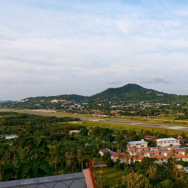 วัดบนเนิน มองเห็นวิวสนามบินสมุย